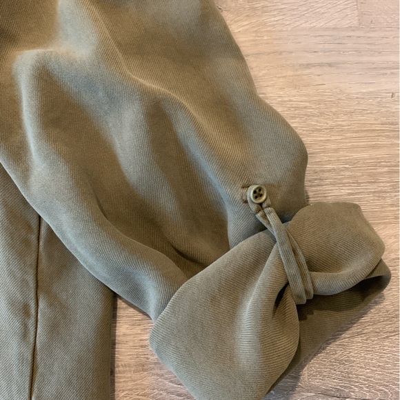 100% silk Lauren Ralph Lauren women’s button down shirt. - Picture 6 of 7